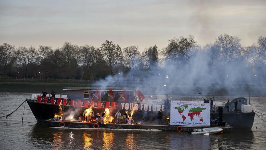 Joe Corré a mis le feu à plusieurs objets punk sur une péniche stationné sur la Tamise (Londres). (Photo NIKLAS HALLE'N / AFP)