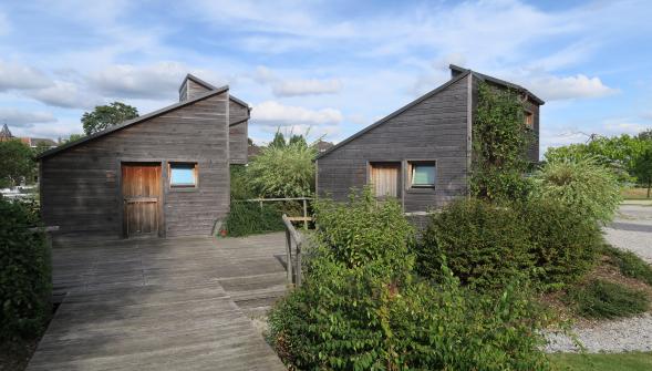 Les cabanes sont installées depuis 2011 et peuvent accueillir des randonneurs qui longent la Lys de Lisbourg, la source, jusqu’à Gand. (Photo La Voix du Nord) 