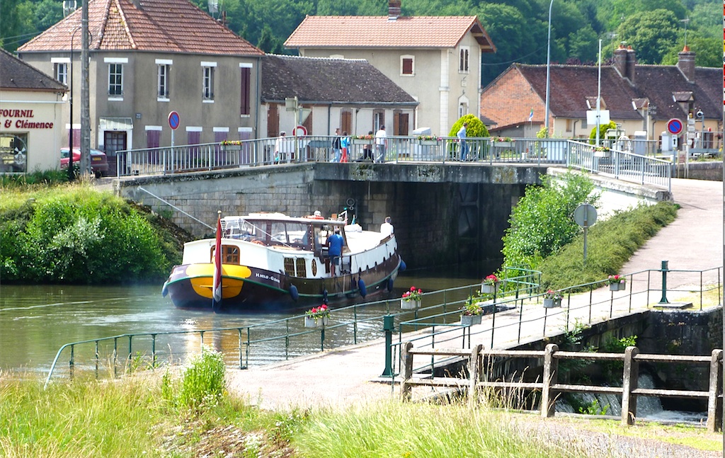 À l'entrée de l'écluse Sainte Barbe sur le canal de Briare (Photo V.Brancotte)