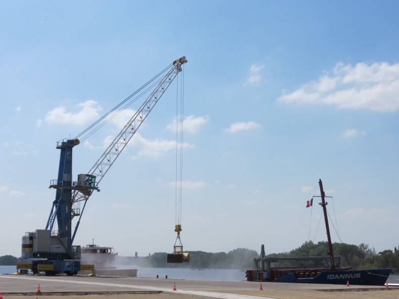 Le port fluvial d'Arles va investir dans de nouveaux équipements en 2017 et 2018. (Photo J.-C. Barla)