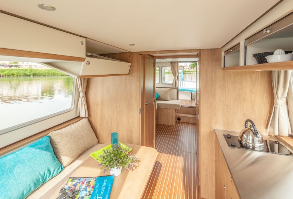 Espace int&eacute;rieur de la P&eacute;nichette&reg; "Evolution" (Photo Locaboat)