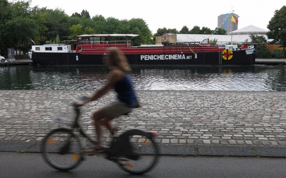 Parc de la Villette (XIXe), Après dix ans de présence devant le Cabaret Sauvage, la Péniche Cinéma devra quitter les lieux en janvier après avoir perdu un appel d’offres de la Ville de Paris. (photo LP/J.D.)