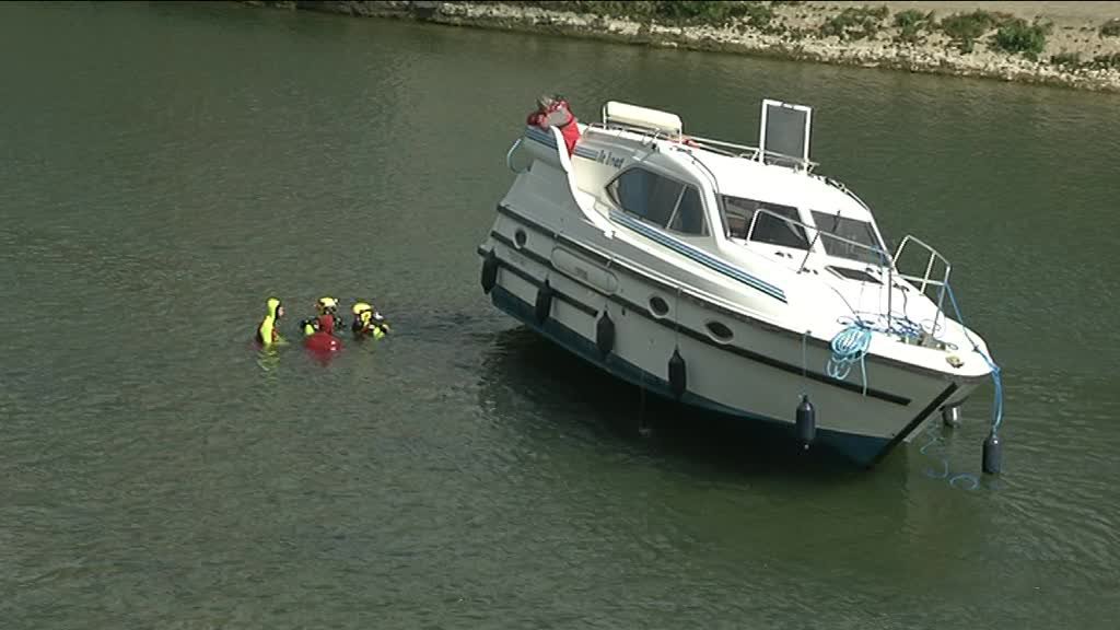 Besançon : le bateau s'échoue sur un banc de sable dans le Doubs, mardi 18 avril 2017 / (Photo JL Gantner)