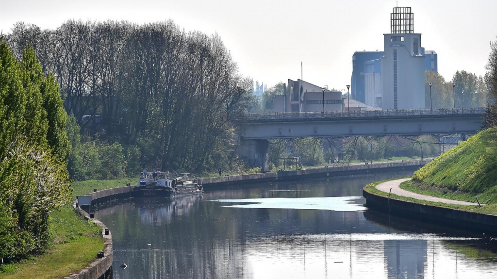 Une péniche à l’arrêt, le pont Villars et les silos de Soufflet Alimentaire. Tout est là ! (Photo DIDIER CRASNAULT)