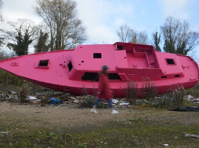 Les trois artistes ont travaillé pendant cinq jours et utilisé 86 bombes pour repeindre cette épave. (Photo extraite du site Internet de L'Yonne)