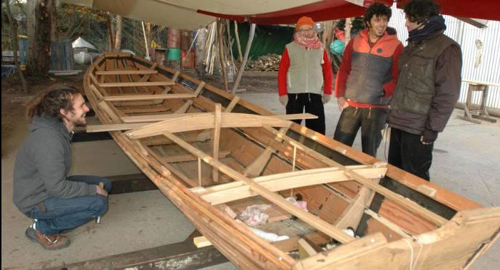 Neuf mètres de longueur, une tonne de bois et trois mois de travaux : le « Bouzouk » va suivre le chemin de son jumeau dans quelques semaines et compléter la flotte de l'association. (Photo extraite du site lanouvellerepublique.fr)