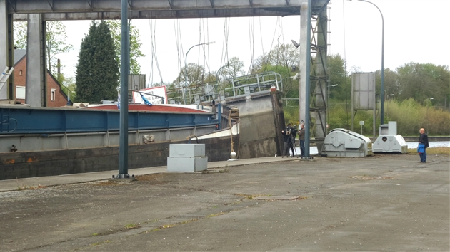 Une péniche fracasse une écluse à Viesville (Photo Fabian Vanhove)