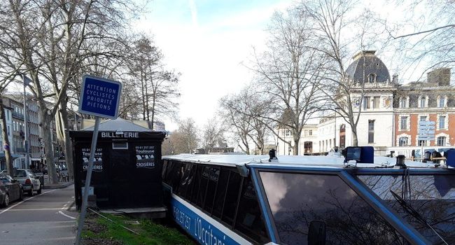 Berges du canal du Midi : un panneau indique la priorité piéton. (Photo D.R.)