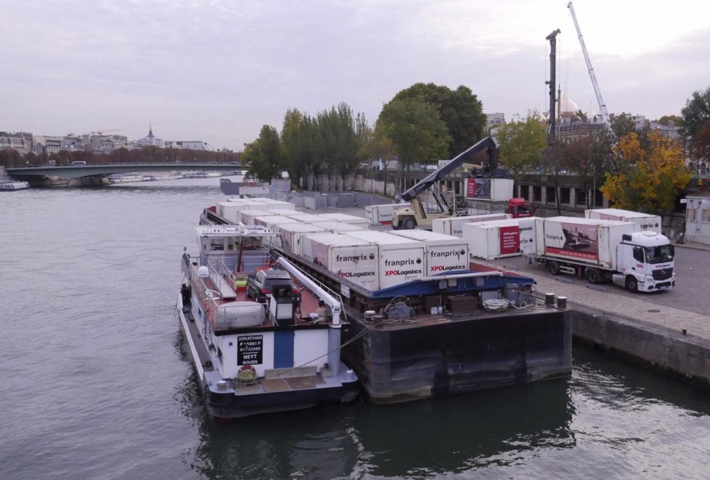 Port de la Bourdonnais, mercredi 4 octobre. Franprix (groupe Casino) approvisionne ses 300 magasins parisiens en produits "secs" (70 % des marchandises) en utilisant le transport fluvial sur 21 km, entre Bonneuil-sur-Marne (Val de Marne) et le centre de Paris. L’entreprise économise ainsi 80 000 litres de carburant par an. (Photo LP/G.P.)