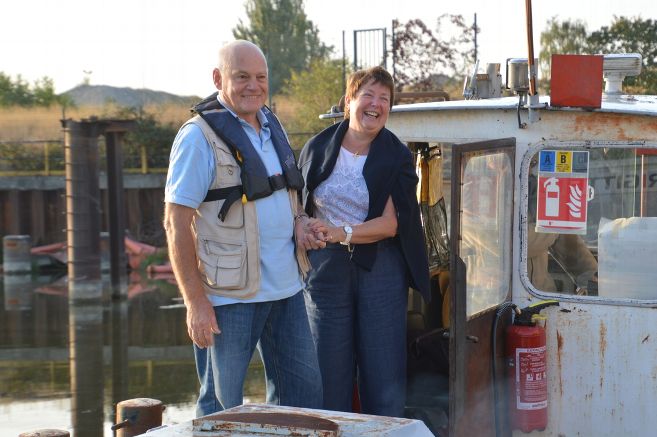 La joie et l'émotion d'Edith Fourbé lorsqu'elle est montée sur le Cher, avec le président de l'Arecabe, André Barre. (Photo Agence BOURGES)