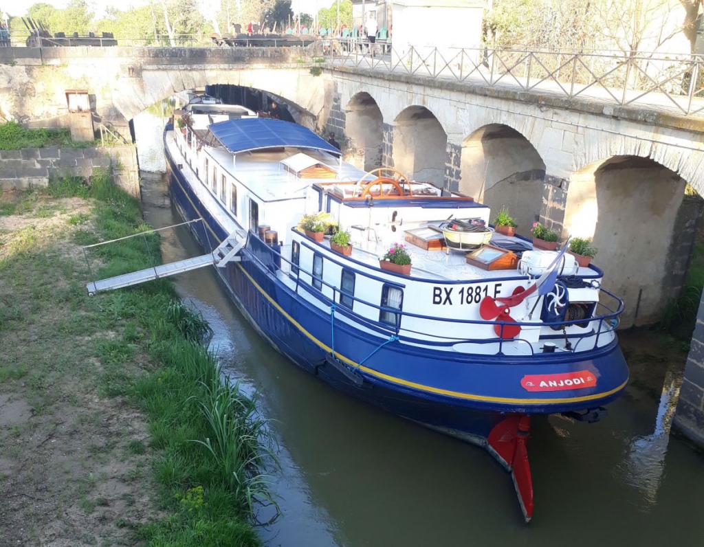 Depuis mardi, quatre péniches sont bloquées sur le canal du midi à Vias, au niveau de l'ouvrage du Libron. Un problème d'envasement est en la cause. Le problème pourrait perdurer jusqu'à vendredi. (Photo DR)