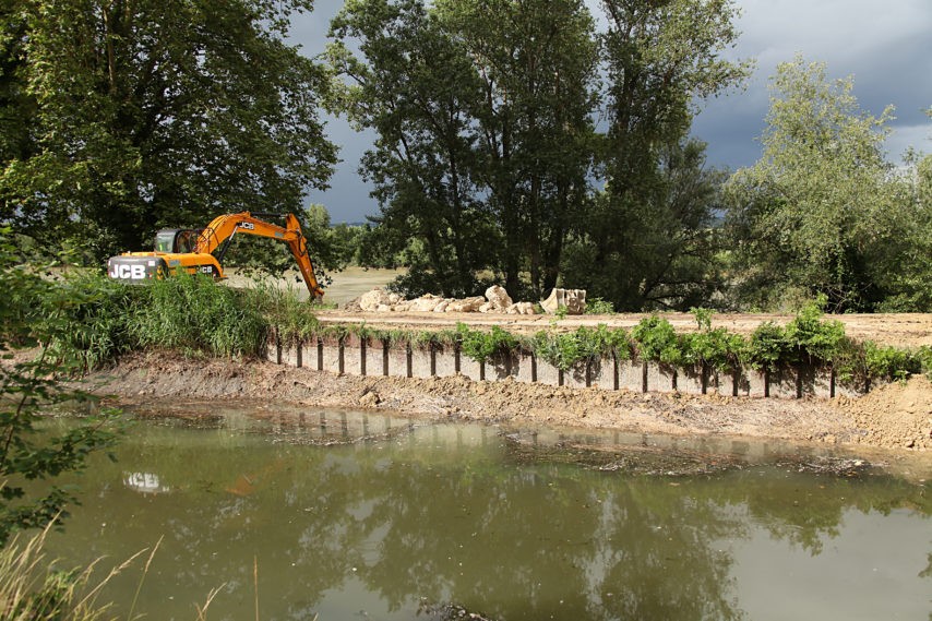 Les bulldozers de VNF sont très vite entrés en action. (Photo Le Républicain Lot-et-Garonne / François Labetoulle)