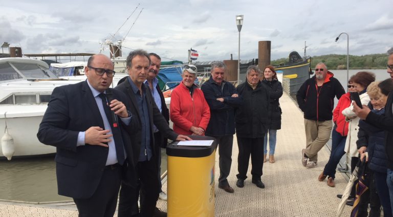 Juan Martinez, président de la CCBTA, au premier plan, a inauguré la nouvelle halte nautique de Vallabrègues (photo Corentin Corger)