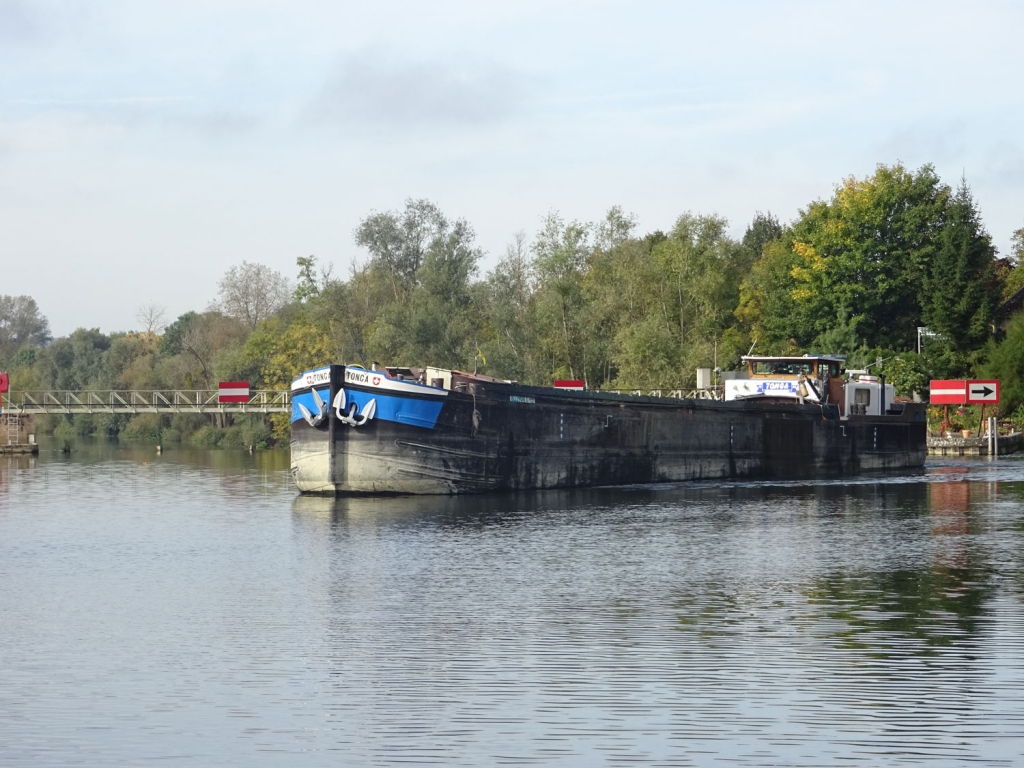 Un bateau de commerce sur l’Yonne (Photo V. Brancotte)