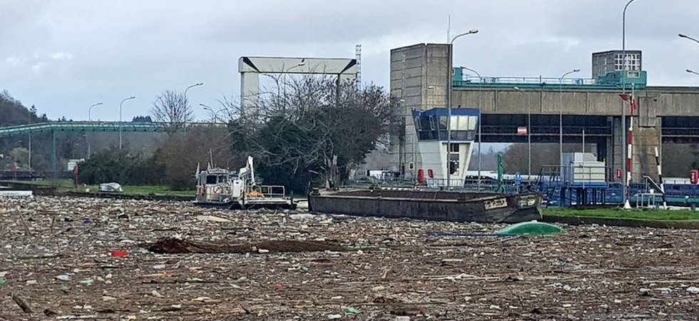 Plusieurs tonnes de déchets sont coincées au niveau de l'écluse de Méricourt (Yvelines). (Photo Twitter Bruno Millienne)