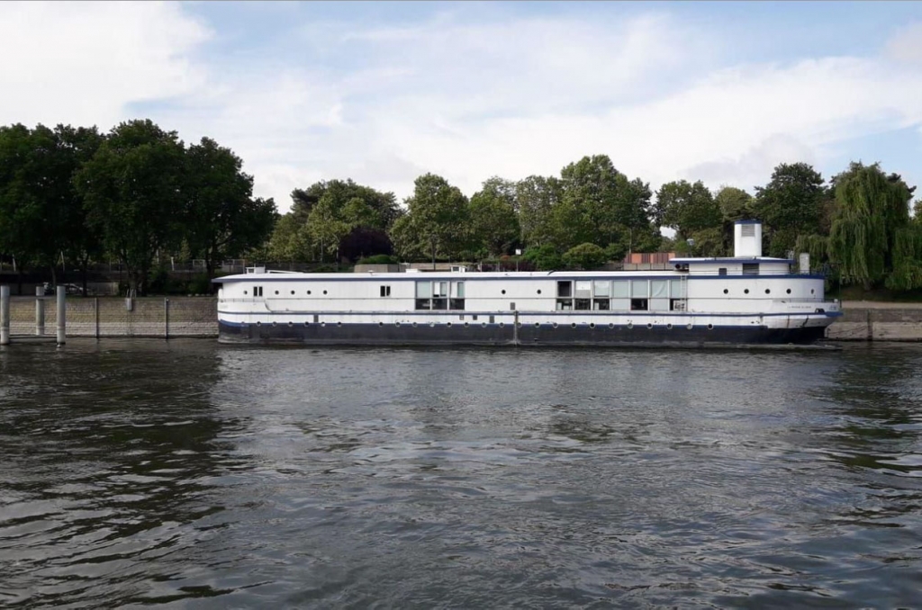 La Péniche du coeur des restos du cœur amarée quai d’Austerlitz sert de centre d’hébergement d’urgence. En 2021 elle ne répondra plus aux normes. L’association lance donc une levée de fonds pour acheter un nouveau bateau. (Photo D.R.)