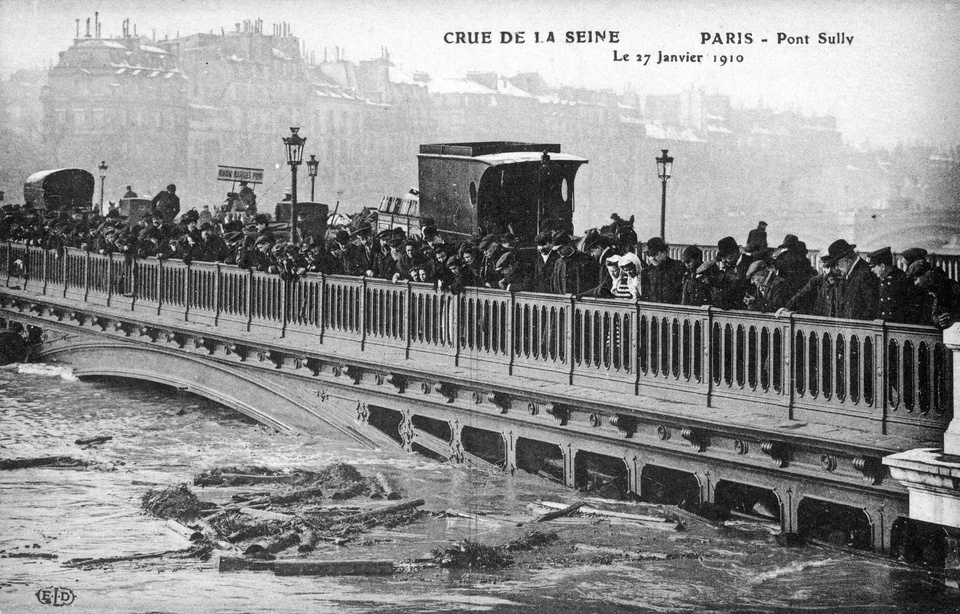 Le pont de Sully lors de la crue de la Seine et des inondations de 1910 à Paris. (Photo COLLECTION YLI/SIPA)
