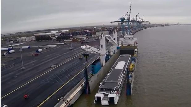 Un chargement exceptionnel et spectaculaire - (Photo Saint-Nazaire et Agglomération)