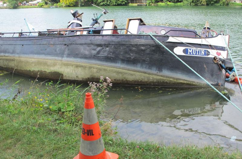 Le Coudray-Montceaux, le 27 août 2018. Une péniche a échoué le long de berges de Seine au Coudray après être entrée en collision avec une autre péniche. Elle est amarrée à quelques mètres du restaurant Au fil de l’O (Photo D.R.)