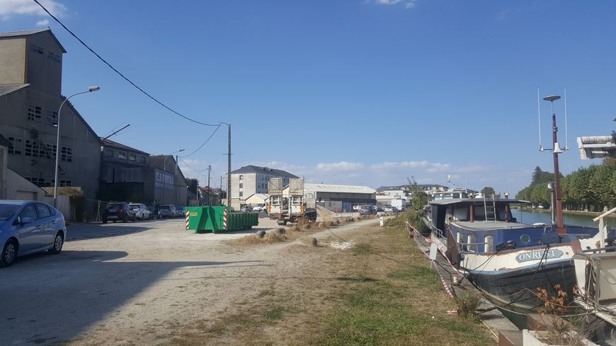 Le nouveau bassin du port retrouvera son emplacement initial du XIXème siècle devant l'ancien silo qui sera détruit (Photo Radio France - Christophe Dupuy)