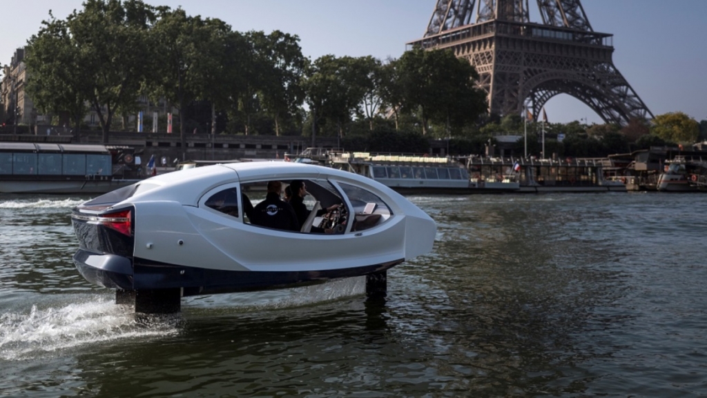 Les SeaBubbles vont pouvoir naviguer sur la Seine au printemps prochain (Photo Lionel BONAVENTURE / AFP)