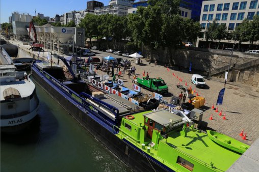 La péniche SUEZ amarrée Quai de Tobliac pour l’expérimentation de déchèterie fluviale (Photo V.N.F.)