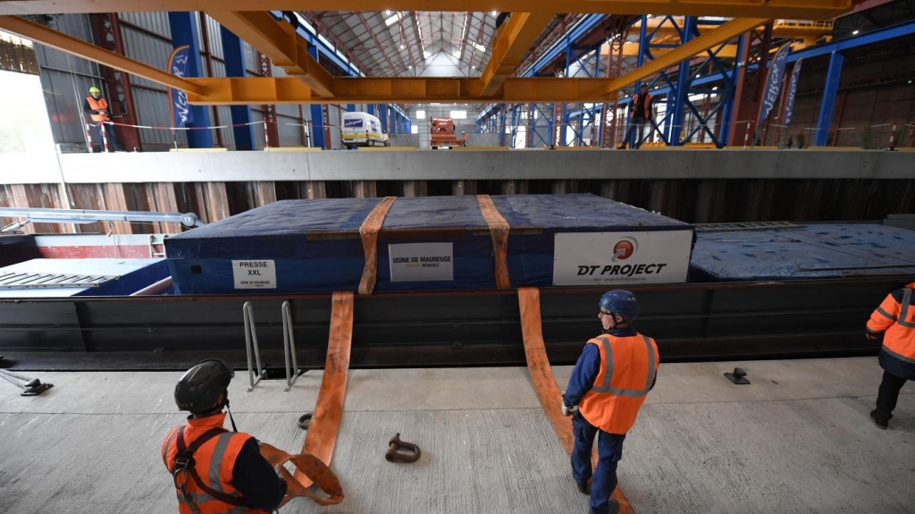 Pour le premier usage industriel du site, ce mercredi, le port à sec recevait une péniche transportant une presse XXL pour l'usine Renault de Maubeuge (MCA). (PHOTO PIERRE ROUANET - VDNPQR)