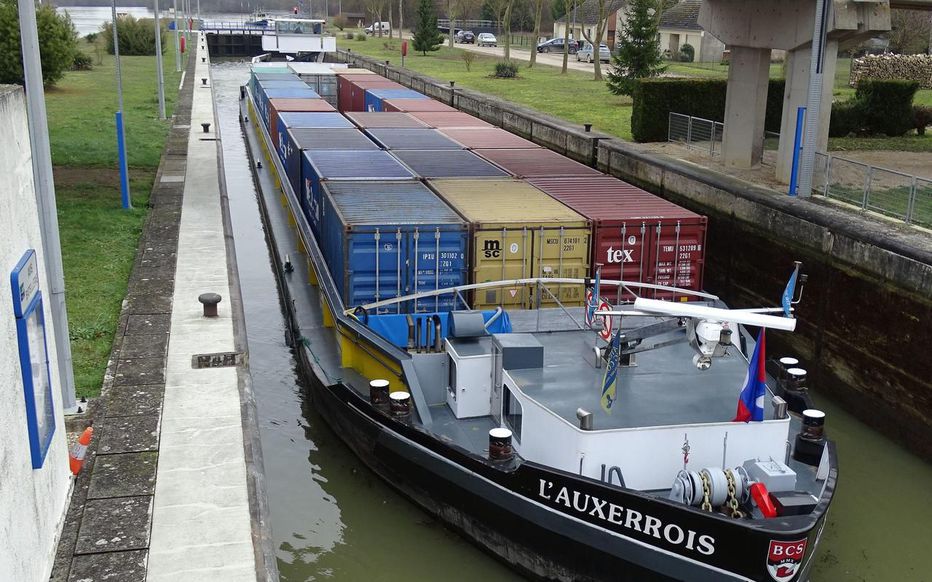 Saint-Sauveur-lès-Bray. Bateau chargé à l'écluse de la Grande Bosse. Ce point de passage marque l’entrée ou la sortie de la zone longue de 28,5 km où la Seine sera aménagée pour permettre le passage des bateaux de 2500 tonnes. (Photo VNF/Jean-Luc Marie)