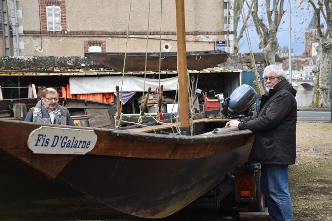 "Le voilà le bébé", s’est exclamé le président des Fis d’Galarne, Jean Delhaye. Tous les mariniers giennois ont comme dénominateur commun la Loire. Une passion qui les anime depuis 1990. (Photo Adrien Maridet)