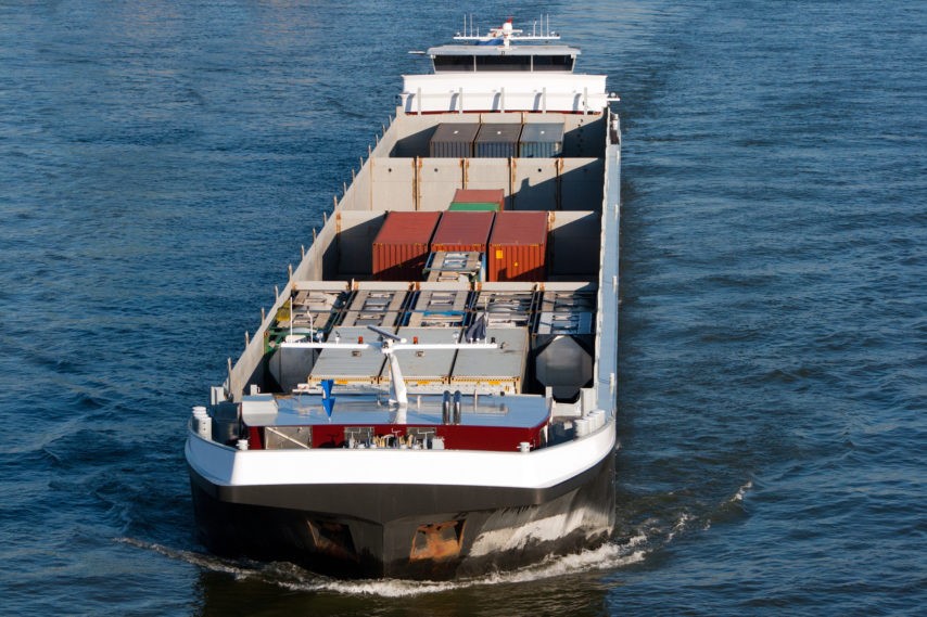 En Normandie, le bruit et les odeurs provenant des pousseurs de barges qui stagnaient au fin du jardin d’un lotissement étaient devenus insupportables. (Illustration Adobe Stock)