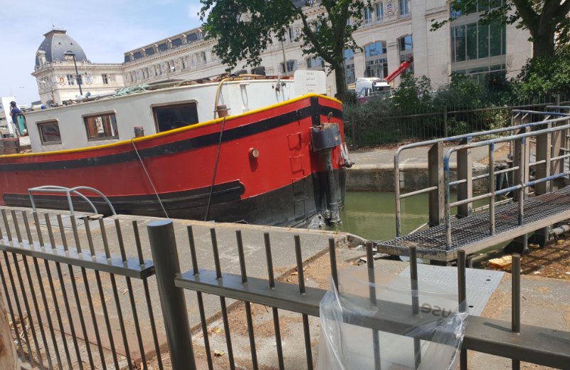 la péniche Monique a heurté la porte de l'écluse Bayard à Toulouse (photo VNF).