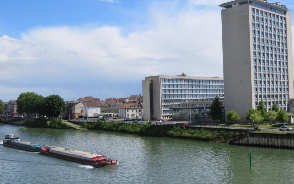 Melun, lundi 28 mai. Jusqu’au 4 juin, certaines péniches vont actionner leur corne de brume en passant devant la cité administrative de Melun pour protester contre la loi Blanquer. (Photo LP/Sylvain Deleuze)