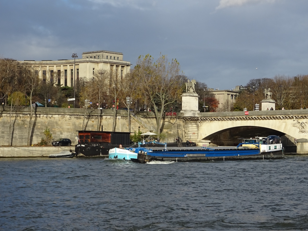 Bateau de commerce près du palais de Chaillot, Paris (photo Virginie Brancotte)