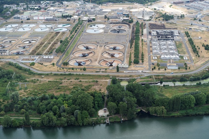 La station d'épuration d'Achères (Yvelines) le 11 juillet dernier, huit jours après l'incendie qui a détruit une unité abritant des cuves de chlorure ferrique. (Photo Kenzo Tribouillard/AFP)