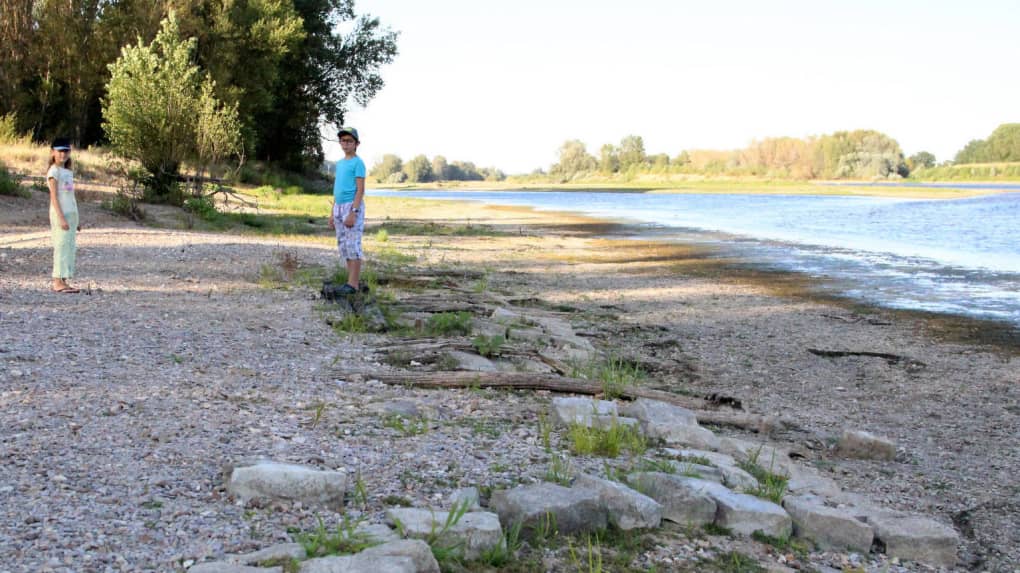 La personne à gauche est sur le bord du bateau alors que l’autre personnage est sur le support du pied de mat au centre de l’embarcation, qui transportait des pavés. (Photo NR)