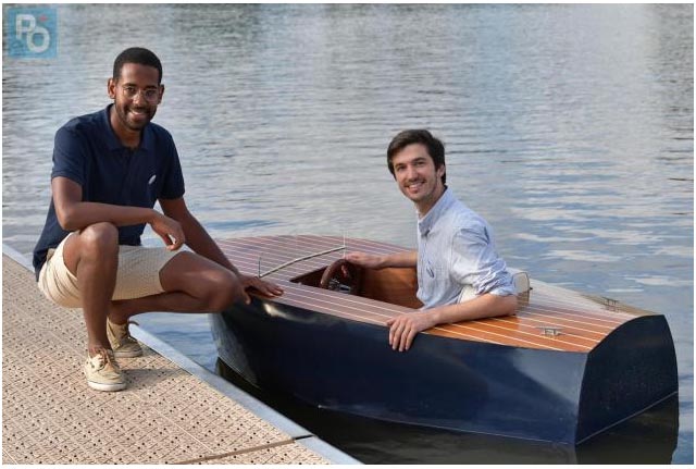 François Lagabrielle (à gauche) et Quentin Hubert, deux Nantais de 32 ans, ont créé le premier mini-bateau à moteur électrique transportable dans le coffre d’une Clio. Une idée qui a donné naissance au projet : « Beau comme un bateau » !  (Photo Presse Océan-Nathalie Bourreau)