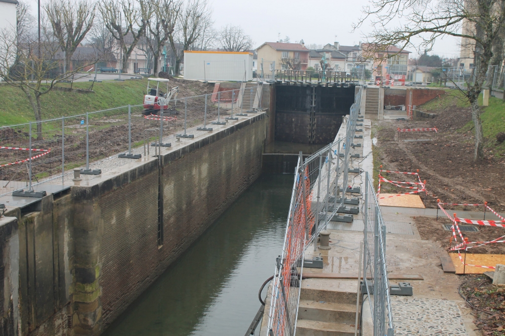 L’écluse de descente sur le Tarn depuis le port canal de Moissac est en pleine rénovation. (Photo DDM, Analie Simon)