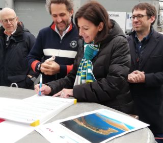 Anne Hidalgo signe la Charte à bord de Tara (Photo D.R.)