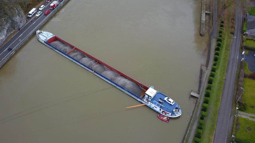 La péniche occupe toute la largeur de la Meuse. (Photo V.L.)