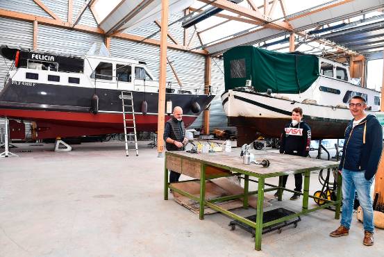 Le responsable du CTF, Philippe Grain, l’apprenti en formation de maintenance nautique, Marius Larcohe, et le directeur de la SPL, Frank Brefort (de gauche à droite). (Photo Frédéric Lonjon)