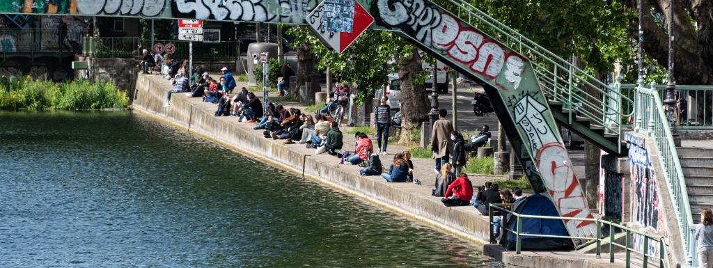 Des dizaines de personnes s'étaient rassemblées lundi soir pour profiter de la première soirée du déconfinement. (Photo D.R.)