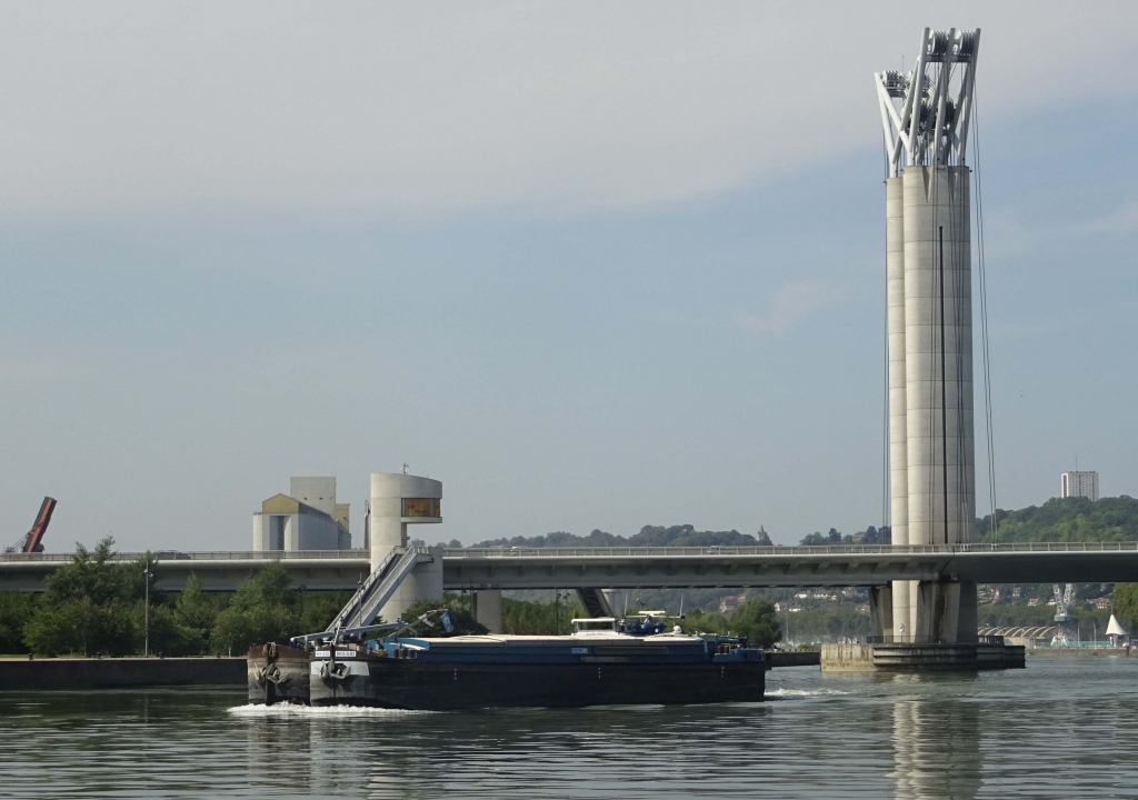 Un bateau de transport sur la Seine à Rouen. (Crédit VB)