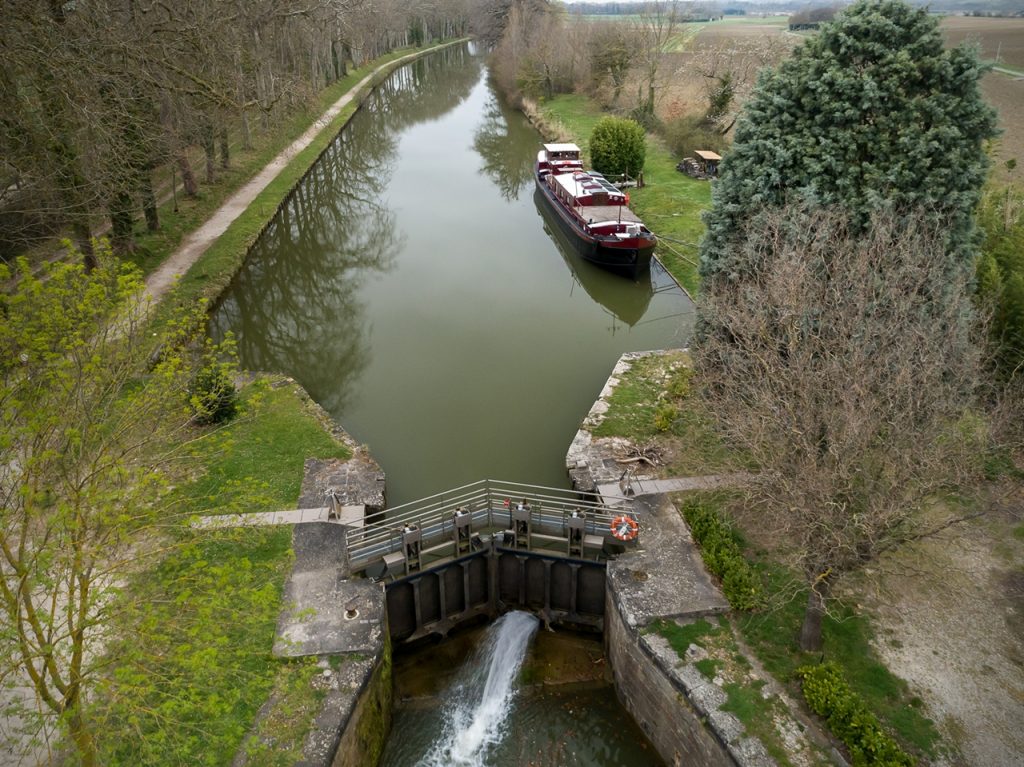 VNF suspend la navigation touristique jusqu’au 20 avril (Photo issue du blog http://enpeniche.com)