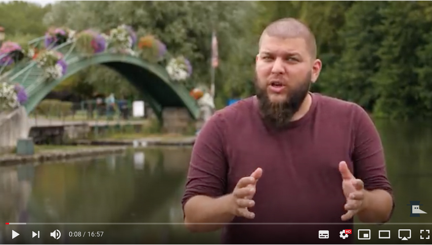 Benjamin (Nota Bene) devant le pont du Rialto à Briare. (Extrait de la vidéo)