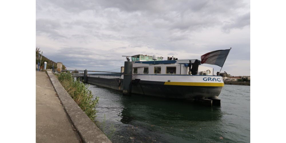 La péniche coincée à Andance peut reprendre sa route. (Photo Le DL/Etienne GENTIL)