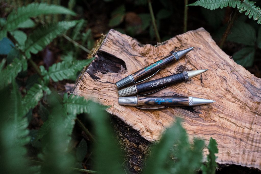 Les stylos “Riquet” serviront à financer la replantation du canal du midi (Photo Thilleon)