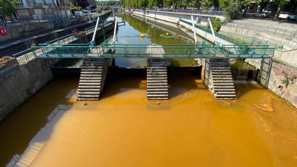 Cette fois, seule une petite partie de la Sambre est touchée par ce phénomène. (Photo La Voix du Nord)