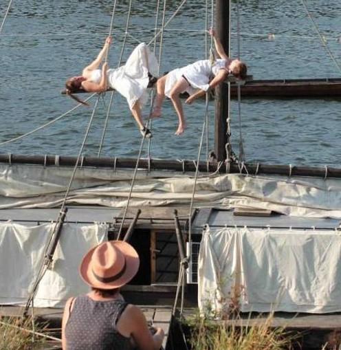 À l’heure où le soleil commence à baisser, la compagnie Fata Morgana plantera le décor sur son « vaisseau spécial », un cadre onirique pour des propositions artistiques variées dans deux environnements naturels champêtres à taille humaine. (Photo Ouest-France)