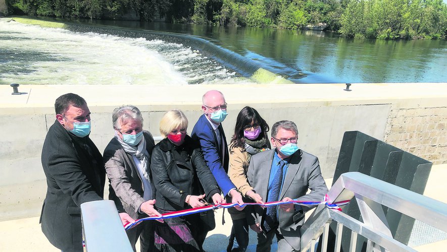 Guillaume Moliérac, Didier Caminade, Véronique Schaaf, Serge Bladinières, Sophie Borderie et Daniel Borie pour le traditionnel coupé du ruban de l’écluse de Saint-Vite (Photo G.B.)