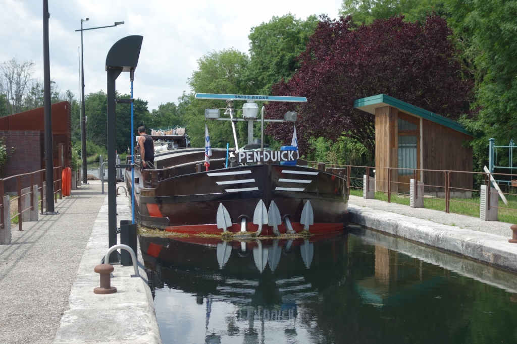 Le Pen Duick à l'écuse d'Episy, canal du Loing. (Photo VBrancotte)